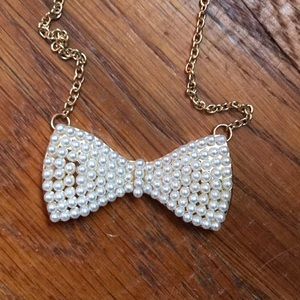 Pearl and gold bow necklace !
